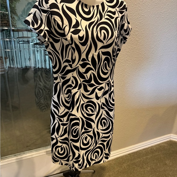 Banana Republic Dresses & Skirts - Banana Republic Black and White Patterned Mini Dress Sz 2